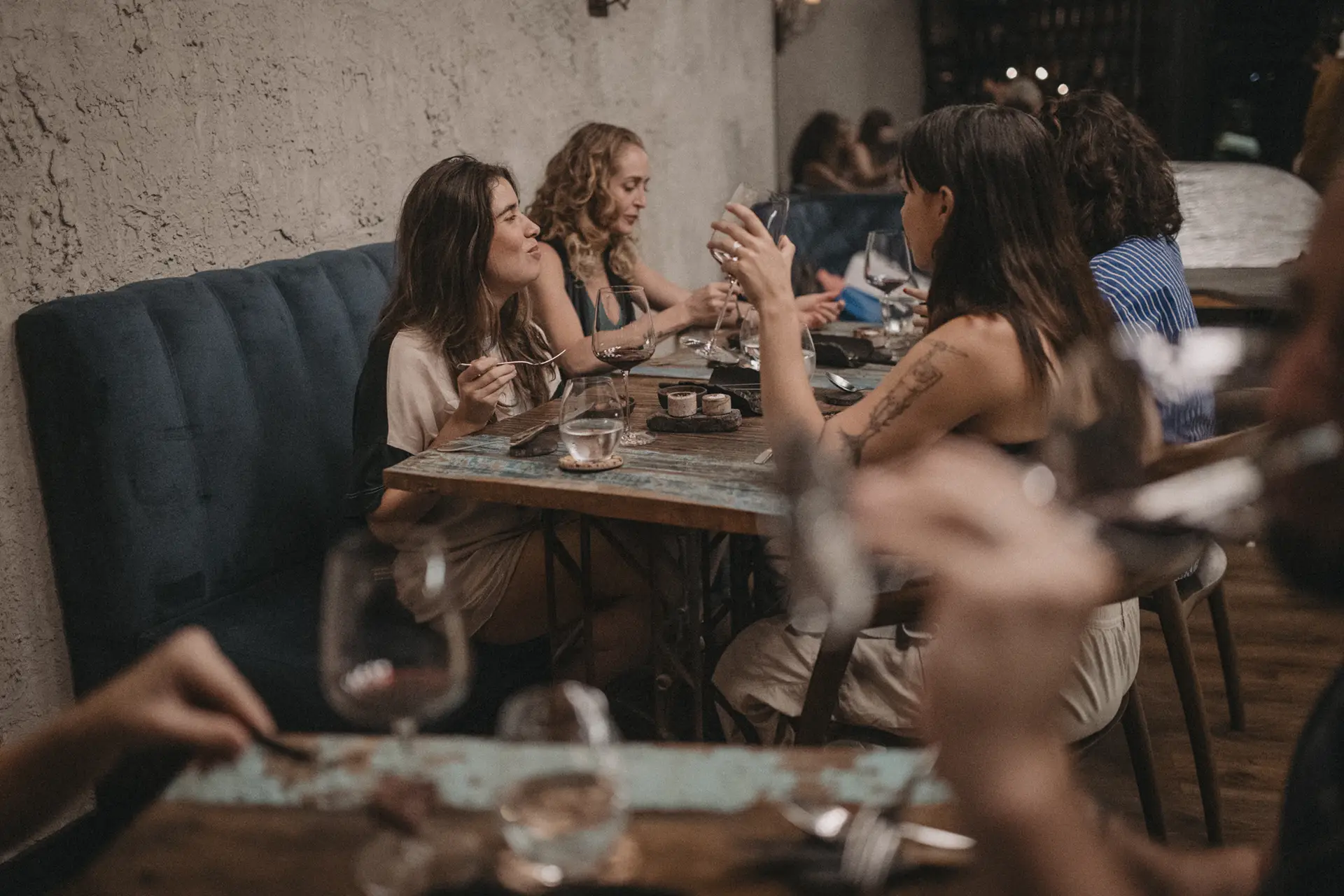 Comensales compartiendo la experiencia gastronómica en 99 Restaurante