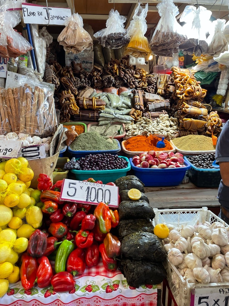 Puesto de mercado con especias, verduras y productos locales
